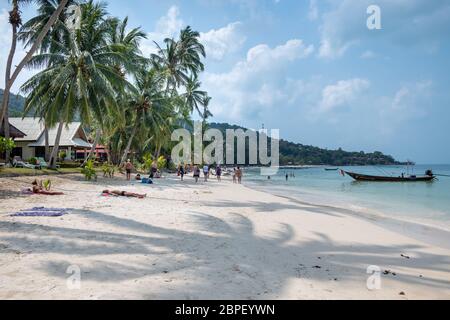 KOH SAMUI, THAILAND - FEBRUAR 2020: Chaweng Beach in Koh Samui, Thailand. Am Chaweng Strand in Koh Samui sonnen sich die Menschen Stockfoto