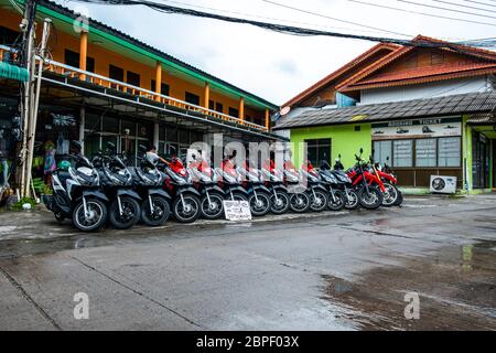 Ko Pha Ngan, THAILAND - FEBRUAR 2020: Motorräder zu vermieten in Ko Pha Ngan, Blick auf die Straße, Straße. Stockfoto
