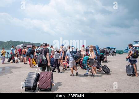 Ko Pha Ngan, THAILAND - FEBRUAR 2020: Lomprayah High Speed Katamaran Ankunft von Koh Samui Insel, Lomprayah ist eine der Fährgesellschaften in Thailand Stockfoto