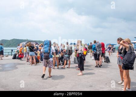 Ko Pha Ngan, THAILAND - FEBRUAR 2020: Lomprayah High Speed Katamaran Ankunft von Koh Samui Insel, Lomprayah ist eine der Fährgesellschaften in Thailand Stockfoto