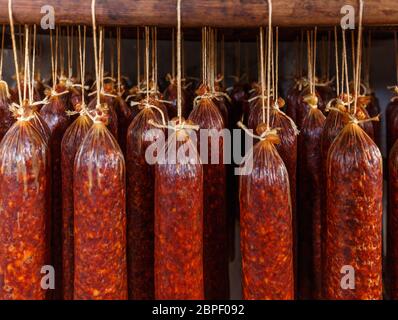 Wurst Produktionslinie. Wurst auf dem Zähler für die räucherei Stockfoto