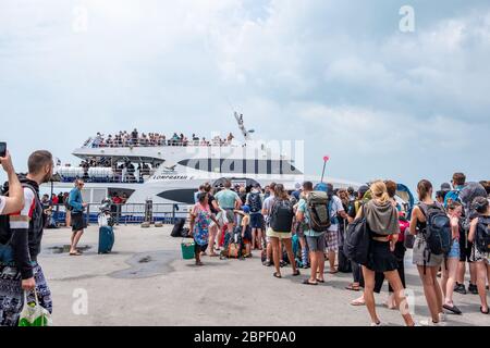 Ko Pha Ngan, THAILAND - FEBRUAR 2020: Lomprayah High Speed Katamaran Ankunft von Koh Samui Insel, Lomprayah ist eine der Fährgesellschaften in Thailand Stockfoto