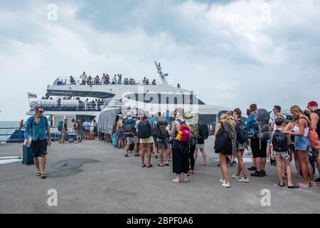 Ko Pha Ngan, THAILAND - FEBRUAR 2020: Lomprayah High Speed Katamaran Ankunft von Koh Samui Insel, Lomprayah ist eine der Fährgesellschaften in Thailand Stockfoto