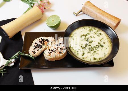 Skandinavische Fischsuppe. Cremige Suppe mit Lachs, Kartoffeln, Zwiebeln, Dill und weißem Pfeffer. Serviert mit Käse Bruschetta mit Lachs Stockfoto