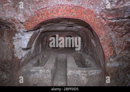 Fresco schmückt eine römisch-byzantinische Ära Felsschnitt Grabhöhle an der archäologischen Stätte von Abila Dekapoleos in der Decapolis, die eine alte römische Stadt und christlichen Bischofssitz nordöstlich von Irbid, Jordanien. Stockfoto