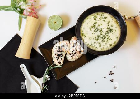 Skandinavische Fischsuppe. Cremige Suppe mit Lachs, Kartoffeln, Zwiebeln, Dill und weißem Pfeffer. Serviert mit Käse Bruschetta mit Lachs Stockfoto