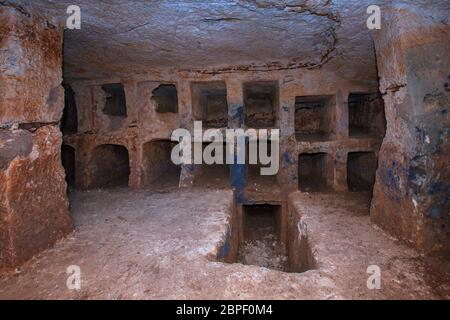 Eine römisch-byzantinische Ära Felsen geschnitten Grabhöhle an der archäologischen Stätte von Abila Dekapoleos in der Decapolis, die eine alte römische Stadt und christliche Bischofssitz nordöstlich von Irbid, Jordanien war. Stockfoto