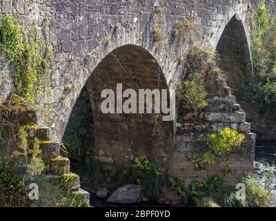 Bögen der Maceira-Brücke (Ponte Maceira) über den Fluss Tambre auf dem Camino Finisterre - Negreira, Galicien, Spanien Stockfoto