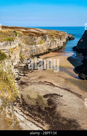 Blick in Richtung Pentland Firth und Atlantik von oben auf die Smoo Cave im Durness Sutherland Highland Schottland Stockfoto