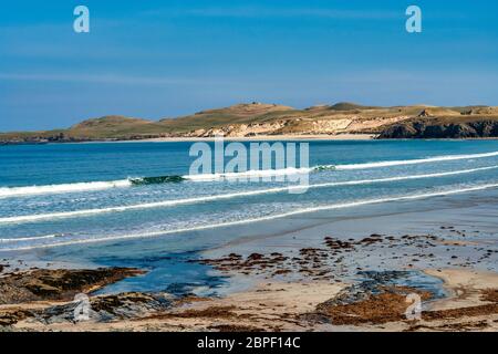 Wellen brechen in Balnakeil Bay bei Durness in Sutherland Highland Schottland mit Faraid Head hinter sich Stockfoto