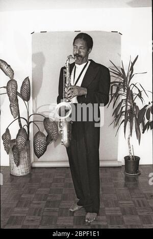 Posierte Porträt des späten Jazz-Komponisten und Tenorsaxophonisten Frank Lowe, aufgenommen 1983 in Brooklyn, New York. Stockfoto