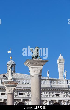 Säule von San Marco und Nationalbibliothek von St Mark's auf Piazza San Marco , Venedig, Italien. Löwe von St. Mark ist alte Bronze geflügelten Löwen Skulptur, Stockfoto