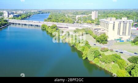 Luftaufnahme Lady Bird Lake und Colorado River in der Nähe der Innenstadt von Austin, Texas, USA. Überführung Austin Boardwalk, Ann und Roy Butler Wanderung und Radweg, Inte Stockfoto