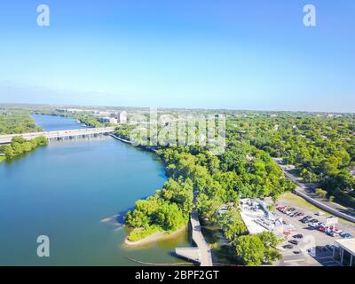 Luftaufnahme Lady Bird Lake und Colorado River in der Nähe der Innenstadt von Austin, Texas, USA. Überführung Austin Boardwalk, Ann und Roy Butler Wanderung und Radweg, Inte Stockfoto