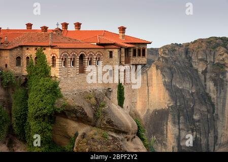 Herrliche Frühlingslandschaft.schöne Aussicht auf das Heilige Kloster von Varlaam am Rand von hohen Felsen platziert. Pindos Gebirge, Thessalien, Griechenland, Europa Stockfoto