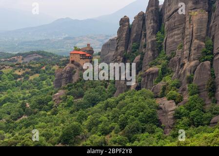 Herrliche Frühlingslandschaft.Meteora Klöster Heiliger Kloster St. Nicholas Anapausas auf der Spitze des Felsens in der Nähe von Kalambaka, Griechenland Stockfoto