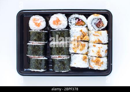 Frisch zubereitetes Sushi Maki und knusprige Brötchen auf dem Teller Stockfoto