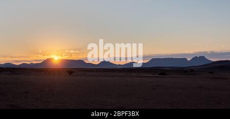 Brandberg Berg in der Namib Wüste am frühen Morgen mit der aufgehenden Sonne, Sonnenaufgang Landschaft, Namibia, Afrika Wüste Stockfoto