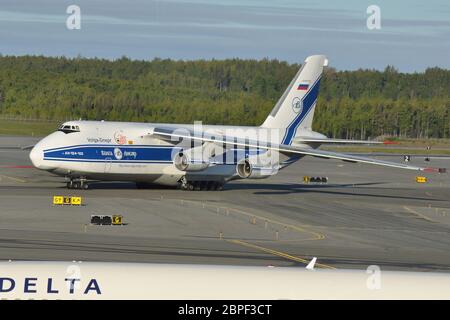 PSA UM DIE WELT ZU BRINGEN. ANTONOV AN-124 DER WOLGA-DNEPR AIRLINES Stockfoto