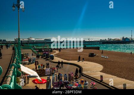 Frühlings-Blick auf Brighton Beach und Pier an einem herrlichen Tag. Stockfoto