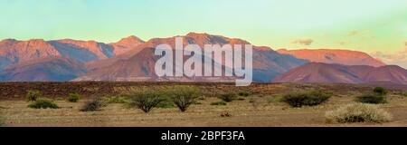 Brandberg Berg in der Namib Wüste am frühen Morgen mit der aufgehenden Sonne, Sonnenaufgang Landschaft, Namibia, Afrika Wüste Stockfoto