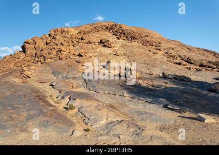 Brandberg Berg in der Namib Wüste, Sonnenaufgang Landschaft, Namibia, Afrika Wüste Stockfoto