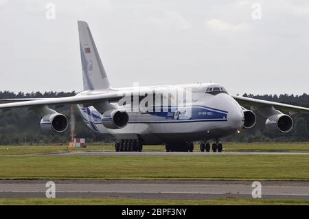 PSA UM DIE WELT ZU BRINGEN. ANTONOV AN-124 DER WOLGA-DNEPR AIRLINES Stockfoto