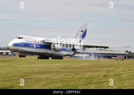 PSA UM DIE WELT ZU BRINGEN. ANTONOV AN-124 DER WOLGA-DNEPR AIRLINES Stockfoto
