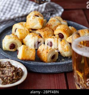 Herzhaften Snack mit Blätterteig und Würstchen/Schweine in einer Decke Stockfoto