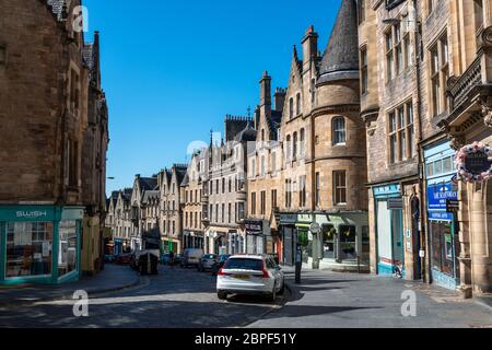 Blick auf die Cockburn Street von der Royal Mile in der Altstadt von Edinburgh, Schottland, Großbritannien Stockfoto