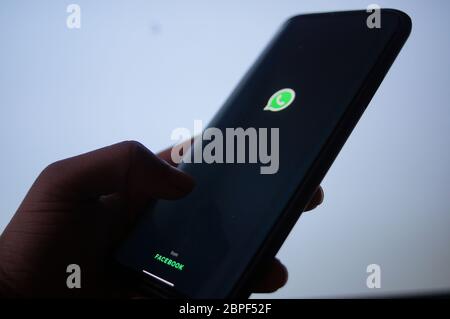 Ein Handy, das sich vor dem weißen Bildschirm in der Whatsapp Mobile-Anwendung angemeldet hat Stockfoto
