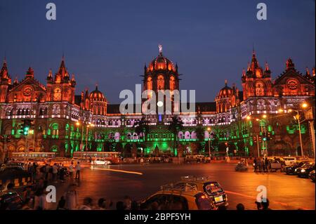 Mumbai, Maharashtra, Indien, 26. Januar 2015 - Tricolor Lighting Illuminated Republic Day Chhatrapati Shivaji Terminus (CST) früher Victoria Terminus Stockfoto