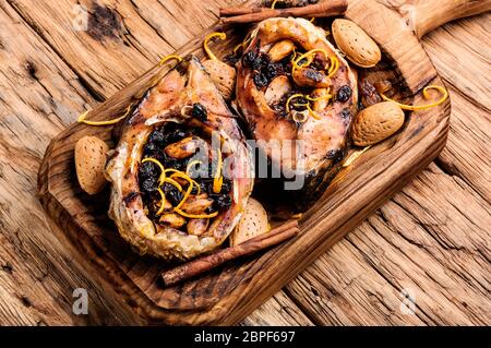 Gebratener Fisch Steaks gefüllt mit Rosinen und Mandeln. gegrilltes Steak. Appetitlich gebackenen Fisch Stockfoto