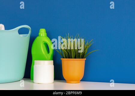 Flasche Waschmittel mit Waschmaschine, im Innenbereich Stockfoto