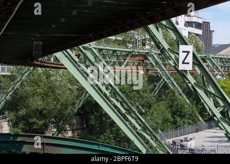 Die unterstützenden Rahmen der Wuppertaler Schwebebahn besteht aus einem Stahlrahmen mit Schrägen unterstützt und gefederte Stahlbrücken so cal Stockfoto