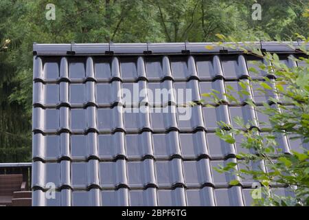 Moderne Dach mit PVC-beschichtet schwarz Dachziegel mit Ziegel Wirkung. Stockfoto