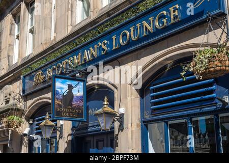 The Scotsman's Lounge Bar in der Cockburn Street in der Altstadt von Edinburgh, Schottland, Großbritannien Stockfoto