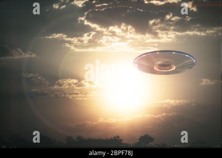 Unbekanntes Flugobjekt UFO in bewölkten Himmel. 3D-Grafik in Echtzeit Bild. Old Style film Foto. Stockfoto