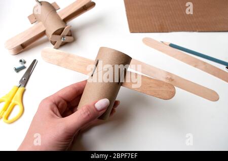 Handgemachtes Papierflugzeug, Spielzeug für Kinder, Heimwerkerei für Kinder. DIY, Schritt für Schritt. Stockfoto