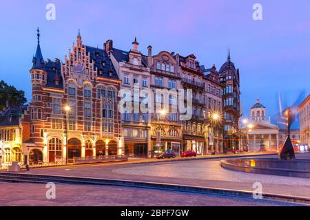 Typisch belgischen Häuser auf dem Mont des Arts Bereich in der Nacht in Brüssel, Belgien Stockfoto