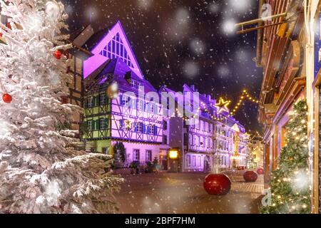 Traditionellen elsässischen Fachwerkhäuser in der Altstadt von Colmar, dekoriert und in der Weihnachtszeit, Elsass, Frankreich beleuchtet Stockfoto