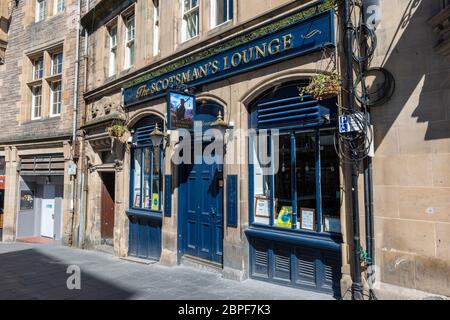 The Scotsman's Lounge Bar in der Cockburn Street (während der Sperrung des Coronavirus geschlossen) in der Altstadt von Edinburgh, Schottland, Großbritannien Stockfoto