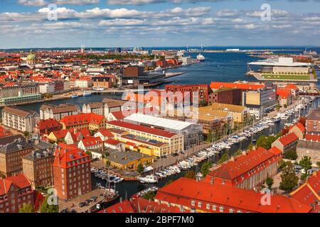 Malerische Luftaufnahme von Christianshavn Skyline mit vielen roten Dächer, Kopenhagen, Hauptstadt Dänemarks Stockfoto