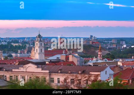 Luftaufnahme der Altstadt mit dem Turm der Gediminas-Burg und der Kirche St. Johns bei Sonnenaufgang, Vilnius, Litauen, Baltischen Staaten. Stockfoto