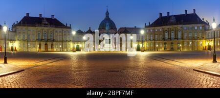 Panoramablick auf das Schloss Amalienborg Schlossplatz und der Amalienborg Palast mit Statue von Friedrich V., Kopenhagen, Hauptstadt von Dänemark. Stockfoto