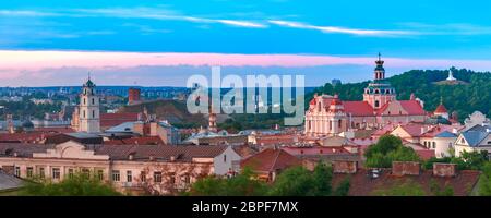 Luftaufnahme der Altstadt mit dem Gediminas-Burgturm, den Kirchen und drei Kreuzen auf dem düsteren Hügel bei Sonnenaufgang, Vilnius, Litauen, den baltischen Staaten. Stockfoto