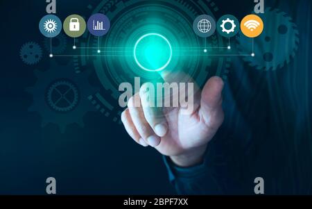 Klicken Sie auf Virtuellen Touchscreen drücken. Hand drücken moderne Tasten. Mann die Hände drücken virtuellen Bildschirmen Technologie Konzept. Stockfoto