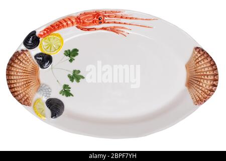 Draufsicht. Nahaufnahme eines leeren bunten Seafood-Tellers. Teller ist mit Muscheln, Garnelen und Zitronenscheiben Muster auf einem weißen Hintergrund isoliert verziert. Stockfoto