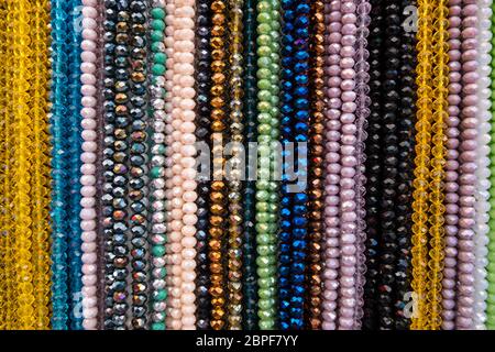 Hintergrund der bunten Kette aus Edelsteinen und farbige Perlen in einem Shop präsentiert. Halb kostbaren Schmuck. Stockfoto