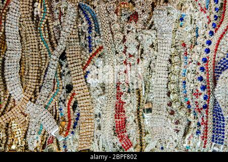 Hintergrund der Flohmarkt mit Schmuck und vintage Armbänder mit falschen Diamanten Steine zum Verkauf stand. Stockfoto